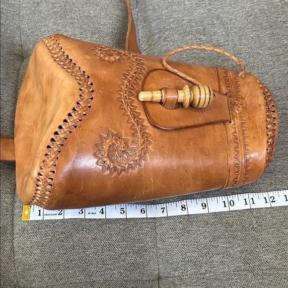 Handcrafted Tan Leather Crossbody Bag - Picture 11 of 12